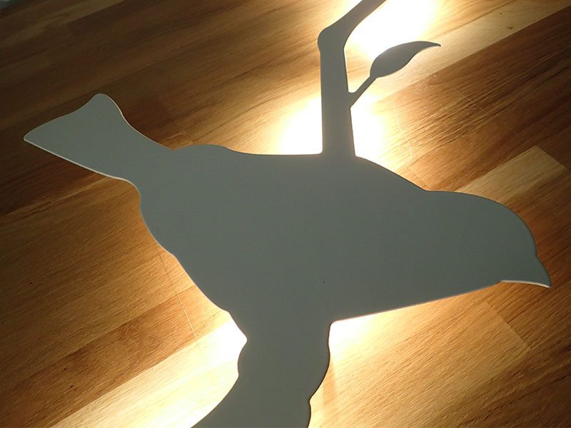 Seinäkoriste valkoinen valaistuksella