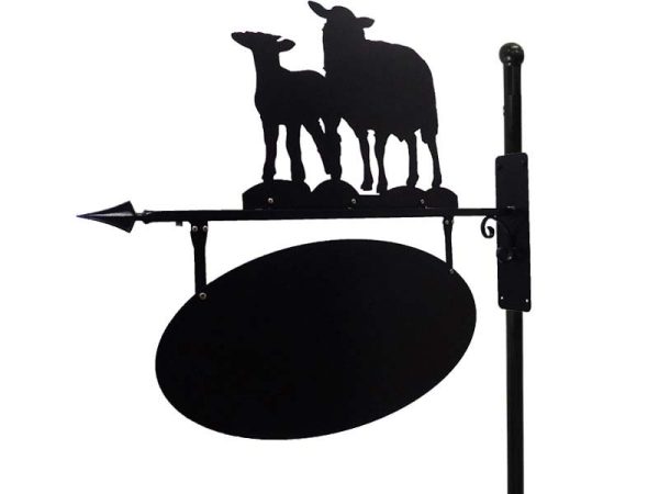 Maatilan kyltti kahdella lammasaiheella.